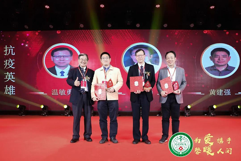促醫(yī)會(huì)汪建平校長(zhǎng)向抗疫英雄頒發(fā)榮譽(yù)獎(jiǎng)杯與證書(shū)
